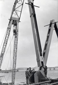 170375 Afbeelding van de montage van een brugdeel voor de spoorbrug over het Hollands Diep bij Moerdijk (Moerdijkbrug), ...